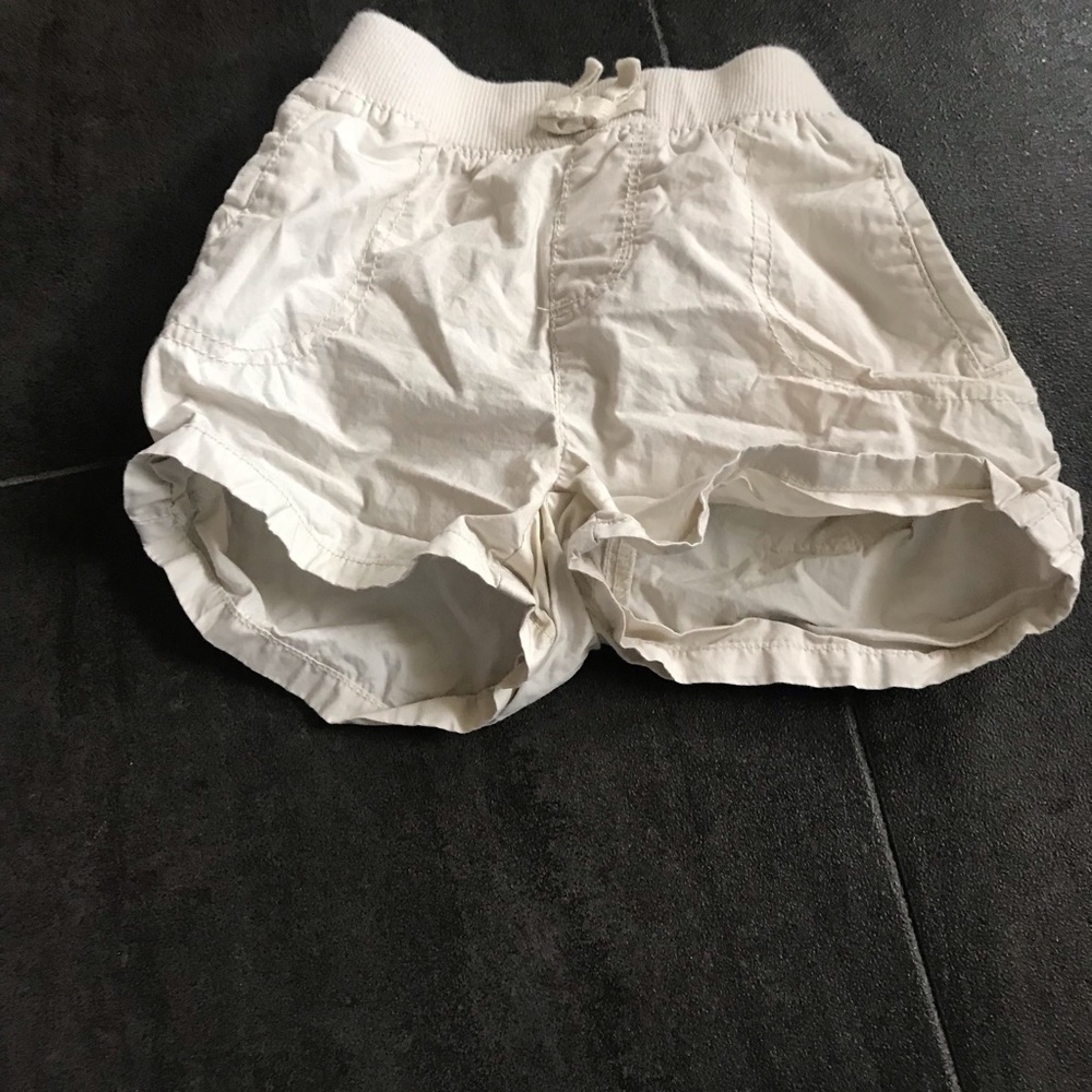 Tan khakis shorts.